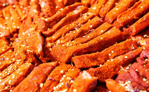 Primo piano di pampanella molisana con peperoncino e semi di finocchio